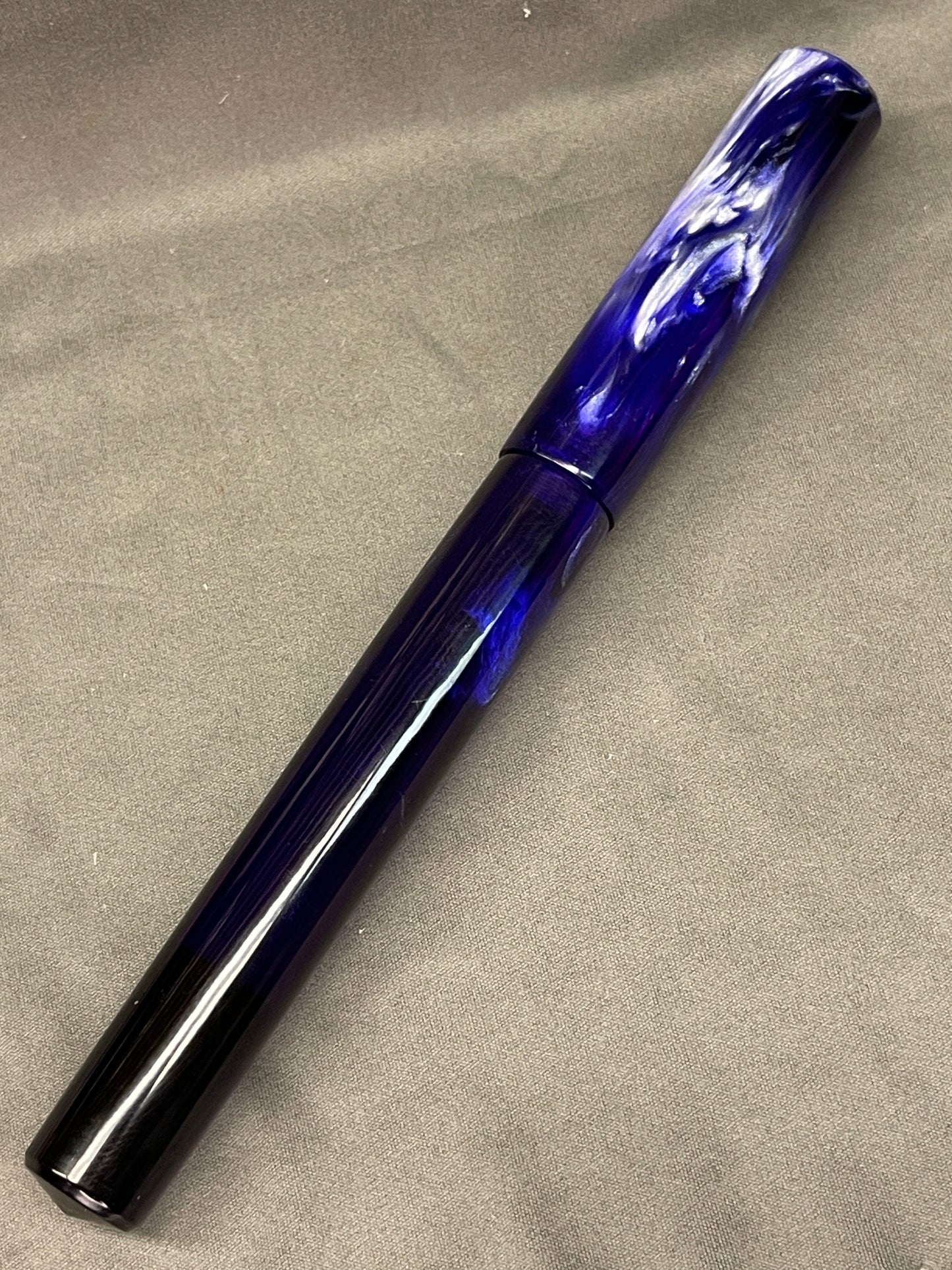 The Sting Fountain Pen (Violet)