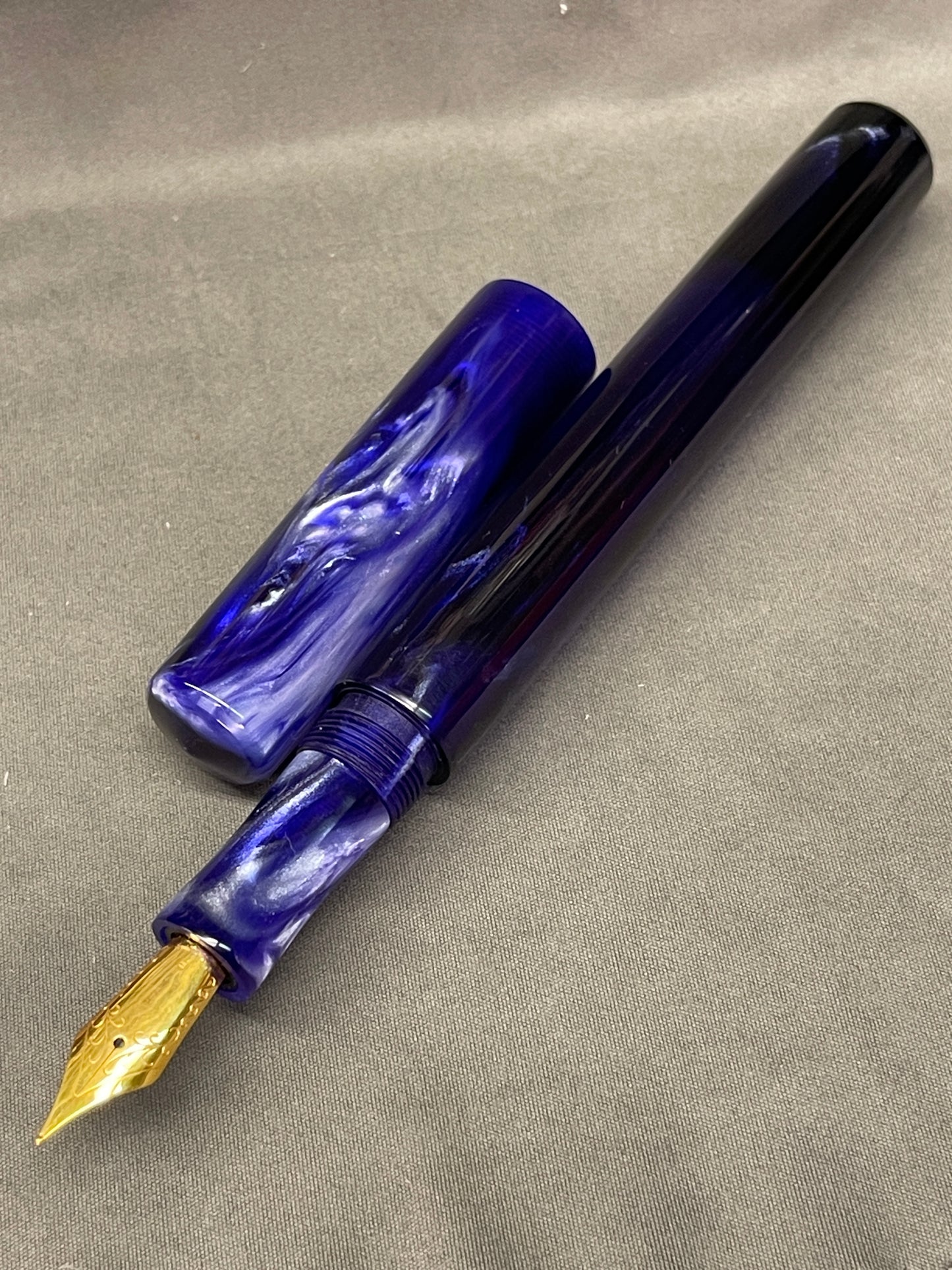 The Sting Fountain Pen (Violet)