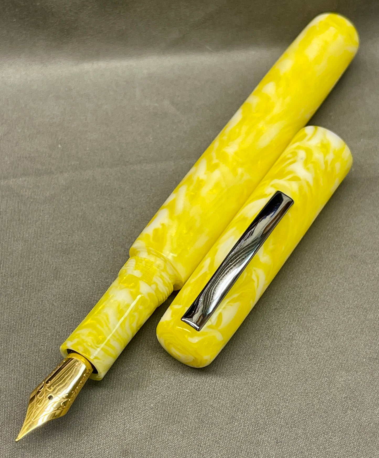 Daffodil Frost Pen